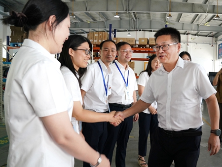 【20240906】集團(tuán)領(lǐng)導(dǎo)慰問交通學(xué)校教師，何宇健（右一）（李阿梅攝）.jpg
