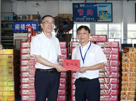 【20240906】集團(tuán)領(lǐng)導(dǎo)慰問交通學(xué)校教師，柏衛(wèi)東（左）吳曉斌（右）（李阿梅攝）.jpg